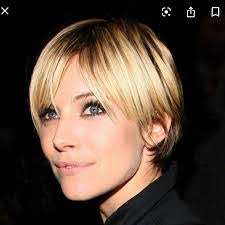 Tammy Mackinnon's Instagram, Twitter & Facebook