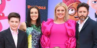 My aim is to be a fansite for kelly fans that is informative, features the latest news and is ultimately a respectful and elegant in its presentation of kelly. Kelly Clarkson Kids And Family Photos How Many Children Does Kelly Clarkson Have