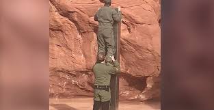 State employee spotted mysterious metal structure amid red rocks while counting bighorn sheep. Monolito Misterioso Esta No Deserto Ha Pelo Menos 4 Anos Diz Teoria Fotos R7 Hora 7