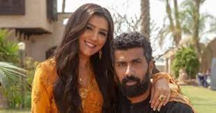كتب سامي عبر صفحته على الإنترنت: Ø¸Ù‡ÙˆØ± Ø¬Ø¯ÙŠØ¯ Ù„Ù€ Ù…Ù‰ Ø¹Ù…Ø± Ø¨Ø´Ø®ØµÙŠØªÙ‡Ø§ Ø¬Ù„ÙŠÙ„Ø© ÙÙ‰ Ù…Ø³Ù„Ø³Ù„ Ù†Ø³Ù„ Ø§Ù„Ø£ØºØ±Ø§Ø¨ Ù…Ø¹ Ø²ÙˆØ¬Ù‡Ø§ ØµÙˆØ±Ø© Ø§Ù„ÙŠÙˆÙ… Ø§Ù„Ø³Ø§Ø¨Ø¹