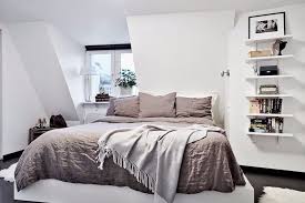 Desain tempat tidur tingkat minimalis ini terlihat sederhan dengan ranjang kayu jati yang kuat. 10 Desain Tempat Tidur Minimalis Keren Ini Lain Dari Yang Lain