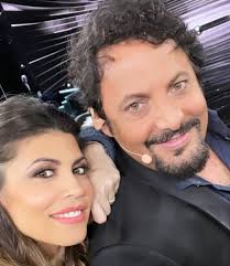 Jun 15, 2021 · su tik tok c'è un video di gigi d'alessio mano nella mano con la nuova fidanzata, o almeno così sembra. Le Prime Foto Di Anna Tatangelo Con Il Nuovo Compagno E Livio Cori A Renderla Felice