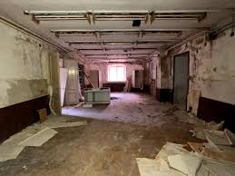 A főbejáraton áthaladva a balra kanyarodó gyalogúton felfelé sétálva a harmadik épület. Elhagyatva A Preisich Szanatorium Tunderhegyi Pszichiatria Szellemvarosok Magyarorszagon