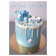 Layercake Dripcake Babyshower Garcon Bleu Blanc Avec Petit Chausson En Pate A Sucre Gateau Kinder Delice Idee Gateau Gateau Anniversaire 1 An Garcon