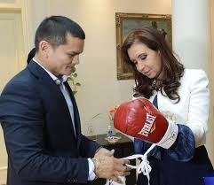 Marcos el chino maidana y un look inesperado: Cristina Fernandez De Kirchner La Presidenta Cristina Fernandez De Kirchner Recibio Hoy En Su Despacho De La Residencia Presidencial De Olivos Al Boxeador Marcos El Chino Maidana Cristina Fernandez De Kirchner