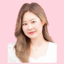 Yoonhee Kang's Instagram, Twitter & Facebook