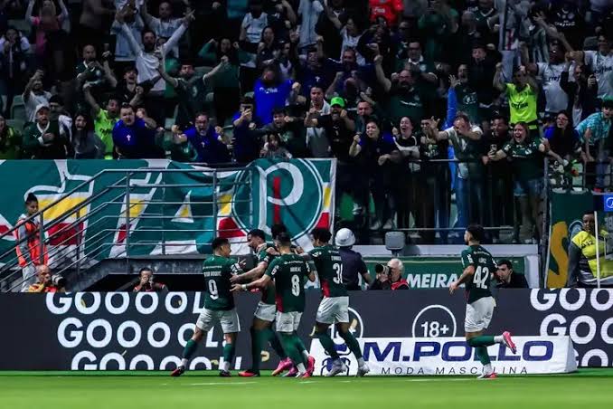 Verd&atilde;o vence cl&aacute;ssico contra o S&atilde;o Paulo e assume lideran&ccedil;a provis&oacute;ria do Brasileir&atilde;o com gols de Murilo e Vitor Roque.