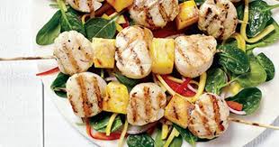 Recette De Brochettes De Petoncles A La Mangue Et Salade D Epinards Coup De Pouce Recipes Food Lunch Recipes