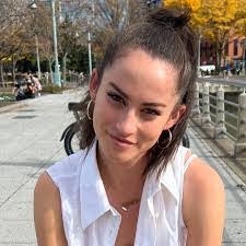 Lisa Petronella's Instagram, Twitter & Facebook