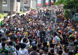 ฉลองสงกรานต์คึกคักทั่วกรุง คลื่นมหาชนสนุกทะลัก 'สยามพารากอน' - The Bangkok  Insight