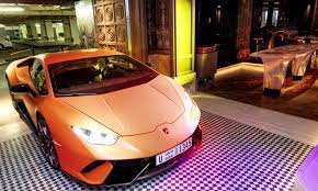 C'est comme whatsapp pour sortir. Bienvenue Dans La Premiere Boite De Nuit Ou L On Entre En Voiture Detours
