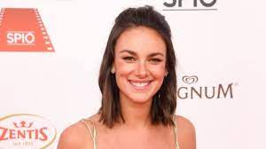 Maybe you would like to learn more about one of these? Janina Uhse Gzsz Star Hat Still Und Heimlich Geheiratet Promi Kollegen Gratulieren News De