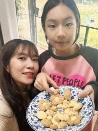 Con sao Việt trổ tài làm bánh: Quý tử nhà Lê Phương làm bánh Trung thu, con  trai Tăng Thanh Hà cực chuyên nghiệp