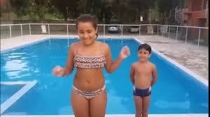 Na ocasião, a cantora divulgou um vídeo, onde aparece alongando uma das pernas até a altura da cabeça. Best Friend Challenge In Pool With Brother Hd Dailymotion Video
