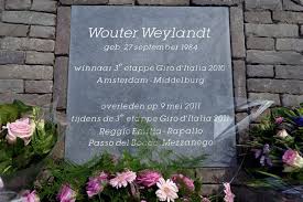 De begrafenisplechtigheid start om 11 uur maar al uren op voorrand verzamelden zich tientallen mensen op het plein. Dit Is Een Weekeinde Om Terug Te Denken Aan Wouter Weylandt Sport In Zeeland Pzc Nl