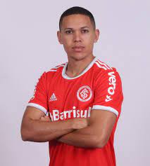 He was born in 1990s, in millennials generation. Marca Pelo Sao Paulo Velocidade E Lado Aguerrido Veja Credenciais De Marcos Guilherme Internacional Ge