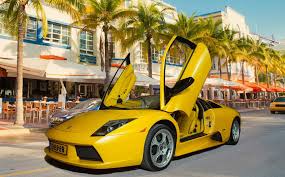 Tulisan ini membahas cara menghitung valuasi perusahaan di bursa saham menggunakan rasio price to book value (pbv) dan price to earning ratio. Team De Roelvinkjes Cannonball Run 3000