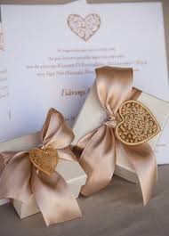 Mpomponieres Gamoy Koytaki Me Fardia Kordela Kai Xryses Diakosmhtikes Kardies Mpo Wedding Cake Boxes Rustic Fall Wedding Favors Rose Gold Wedding Inspiration