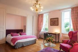 Chambre à coucher en gris et rose avec éléments en bois clair et noir. Chambre D Hotes Rose Bonbon Le Petit Matin