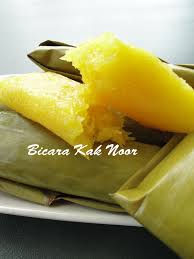 3 biji ubi kayu (anggaran 4 cawan parutan ubi kayu), kanji ubi kayu (hasil dari perahan ubi kayu), 1 cawan gula merah, 1/4 cawan santan pekat, 1/2 cawan gula halus, 1 sudu kecil garam halus, 3/4 cawan kelapa parut, 10 helai daun pisang (layur atas api). Lepat Ubikayu Menu Tradisi Yang Mantop Dapur Kak Noor