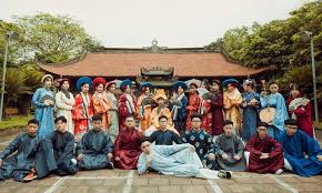 Trần thị trang, 27 tuổi, chủ cửa hàng việt cổ phục cách tân, vui vẻ giới thiệu bốn mẫu trang phục cách tân đang được giới trẻ ưa chuộng, gồm áo nhật bình cách tân, áo ngũ thân lập lĩnh, giao lĩnh và viên lĩnh. Vi Sao Trao LÆ°u Cá»• Phá»¥c Viá»‡t Nam Ä'Æ°á»£c Giá»›i Tráº» Ä'on Nháº­n Va á»§ng Há»™ NhÆ° Váº­y Talkie