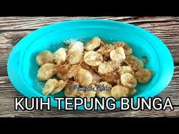 Kuih bunga ros dan ada juga yang memanggilnya kembang goyang, sebab bila nak goreng kena goyang sikit acuannya bukan tukang masak yang goyang ye dan ada juga yang memanggilnya kuih sarang sebab nampak macam sarang. Resepi Kuih Tepung Bunga Kuih Bunga Terengganu Sedap Mudah Dan Simple Youtube
