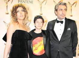 Erkan petekkaya, 2019'da ekranlara gelen vurgun dizisinde kemal vardar karakterini canlandırdı. Erkan Petekkaya Nin Oglu Babasina Ikizi Kadar Benziyor Haberler Magazin