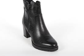 Le matériau supérieur facile d'entretien est en cuir. Bottines Femme Tamaris 25323 Struct Noir