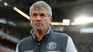 Friedhelm funkel lebt mit seiner zweiten frau anja stapel in krefeld, mit der er seit 2008 in einer beziehung und seit. Fortuna Trainer Friedhelm Funkel Will Tv Experte Oder Berater Werden Nur Karneval Ware Zu Wenig Sportbuzzer De