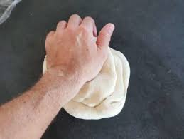 Recette De La Pate A Pizza Croustillante Moelleuse En 2020 Pate A Pizza Recette Pate Recette Pate A Pizza