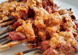 This satay is quite different from other variants of satay, in that it uses mainly salt and a pinch of pepper as its main marinating seasoning. Resep Sate Kambing Bumbu Kacang Oleh Tya S Kitchen Cookpad