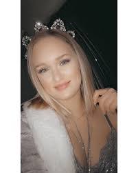 Sara Gilson's Instagram, Twitter & Facebook