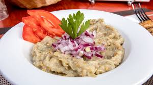 Se coc 2 vinete şi se lasă la răcit. Salata De Vinete Cu CeapÄ Sau Usturoi Cel Mai Popular Aperitiv De VarÄ Ea Md