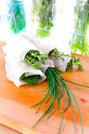 Comment conserver le plus longtemps possible des herbes fraîches acheter en bottes ou déjà précoupées? L Astuce Infaillible Pour Conserver Vos Herbes Aromatiques Pendant 3 Semaines