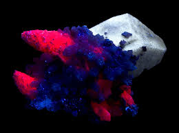 Scheelite With Lollingite And Quartz Under Uv Light Gems And Minerals Minerals And Gemstones Rocks And Crystals