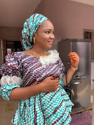 Il est fait d'une pièce de tissu, de cuir, de plume ou de matière végétale tressée généralement et rectangulaire, ajusté autour des hanches et descendant jusqu'aux cuisses (pagne court) ou aux chevilles (pagne long). 250 Idees De Modeles Differents Pagnes Africains Pagne Africain Mode Africaine Mode