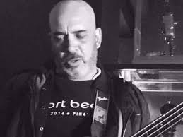 También desarrolló su carrera solita junto a su banda, los funky torinos. Murio Chocolate Fogo Bajista De Los Abuelos De La Nada