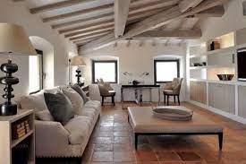 A Combination Of Exposed Wood Beamed Ceilings And Terracotta Tiled Floors Adds A Touch Of Fliesen Wohnzimmer Wohnzimmer Ideen Modern Wohnraum