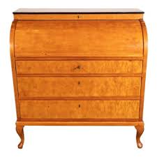 What set cutler's design apart from the desks that had previously been produced was the flexible tambour that covered the desktop and important papers while the desk was not being used. Vintage Used Rolltop Desks For Sale Chairish