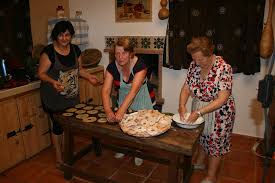 Recetas que han ido pasando de generación en generación y que conforman el verdadero mapa de la gastronomía de la península. Canal Cocina Migas Extremenas Sopa De Tomate O Roscas De Vino Son Algunas De Las Recetas De Hoy De Los Fogones Tradicionales En Coria Empieza En Canal Cocina Http Canalcocina Es Programa Los Fogones Tradicionales T13 Facebook