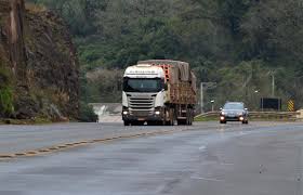 Esta data é uma homenagem a todos os profissionais que atravessam as longas estradas brasileiras e internacionais, transportando as mais diversas mercadorias e movimentando a economia nacional. Caminhoneiros Sao Incluidos Em Grupo Prioritario Para Receber A Vacina Jornal De Beltrao