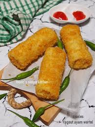 500 gr terigu segitiga biru 2 sdm tepung tapioka 1 ltr (1000 ml) air hangat kuku (bukan air panas). Risoles Ragout Ayam Wortel Kentang Monic S Simply Kitchen