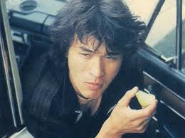 Не дожидаясь конца нудного инструктажа директора ресторана о правилах поведения артиста эстрады, цой выходит на сцену ресторана и поёт. Oprovergnuta Oficialnaya Versiya Gibeli Viktora Coya