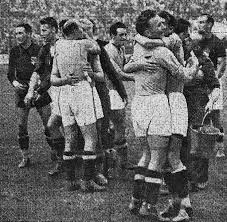 Entrer les score exacts de chaque coupe du monde et aussi les prolongations éventuelles et les tirs au buts. Fichier Finale De Coupe Du Monde 1938 Les Italiens Tout A Leur Victoire Jpg Wikipedia