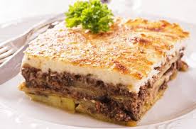 Versuchen Sie Omas Moussaka Rezept Und Sie Werden An Sonne Und Meer Denken Frisch Aus Dem Ofen Schmeckt Es Besonders Moussaka Rezept Rezepte Griechische Kuche