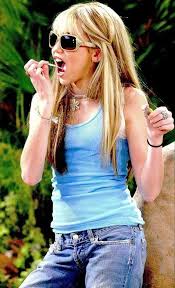 Miley Cyrus As Hannah Montana In Hannah Montana Season 1 Episode 2 Miley Get Your Gum Premi Hannah Montana Hannah Montana Outfits Hannah Montana Forever