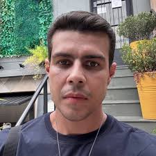 Então, é por causa de ter um menino BRANCO, protagonista, o tempo todo  acusando o professor NEGRO, envolvido com ARTES DAS TREVAS, de cometer  CRIMES.