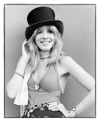 1 single in just 10 minutes. Stevie Nicks 1977 9gag