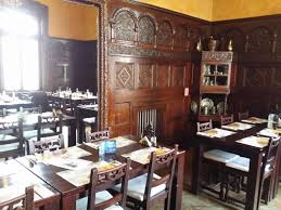 Am tot auzit in stanga si in dreapta cat de frumoasa e atmosfera la hanul berarilor, cat de rece e berea si cat de gustoasa e mancarea, asa ca ieri am fost sa vad daca ceea ce se aude prin urbe e adevarat. Hanu Berarilor Interbelic Casa Soare Restaurant Romanesc Restocracy