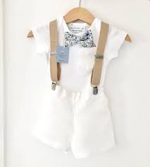Baby Junge Taufe Outfit Mit Weissen Body Weisse Leinen Hose Oder Shorts Beige Hosentrager Und Blau Floral Fliege Fashion